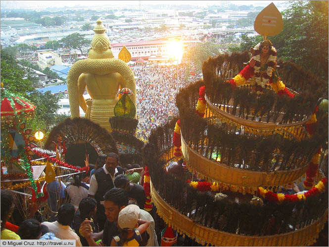 Malaysia: Thaipusam in KL: Jammed up stairs