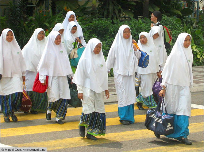 Malaysia: Kuala Lumpur: Malay schoolgirls in hejab