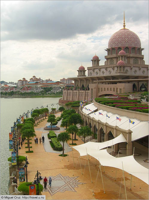 Malaysia: Putrajaya: Ambling along the promenade