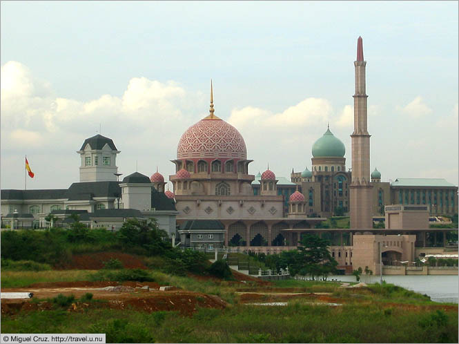 Malaysia: Putrajaya: Putrajaya Mosque and PM Office