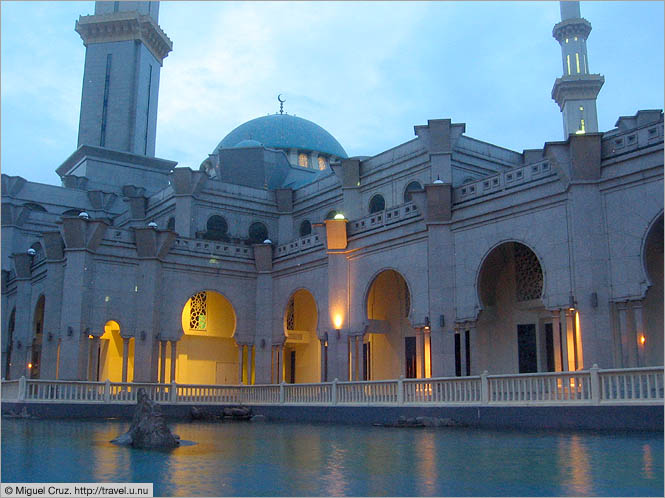 Malaysia: Kuala Lumpur: Pool at the Federal Mosque
