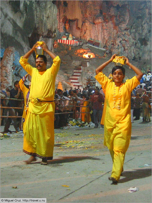 Malaysia: Thaipusam in KL: Milk offering