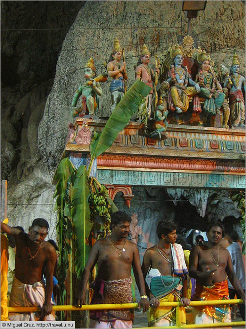 Malaysia: Thaipusam in KL: Temple in the cave