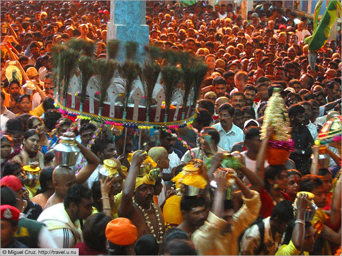 Malaysia: Thaipusam in KL: Waiting to climb