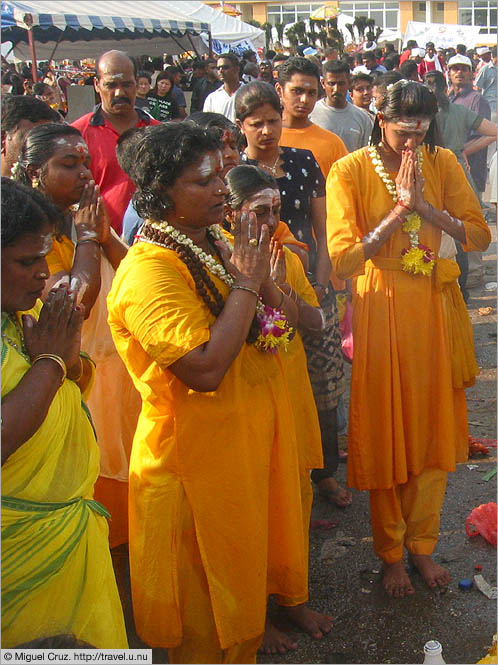 Malaysia: Thaipusam in KL: Prayer before the walk