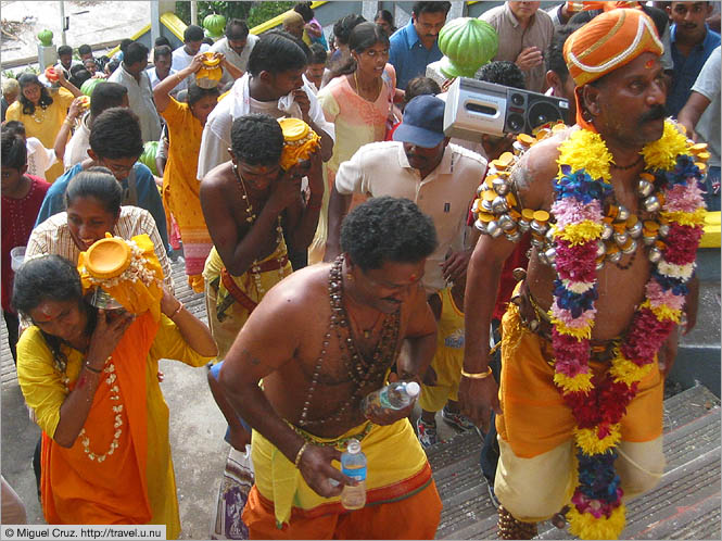 Malaysia: Thaipusam in KL: Making the ascent