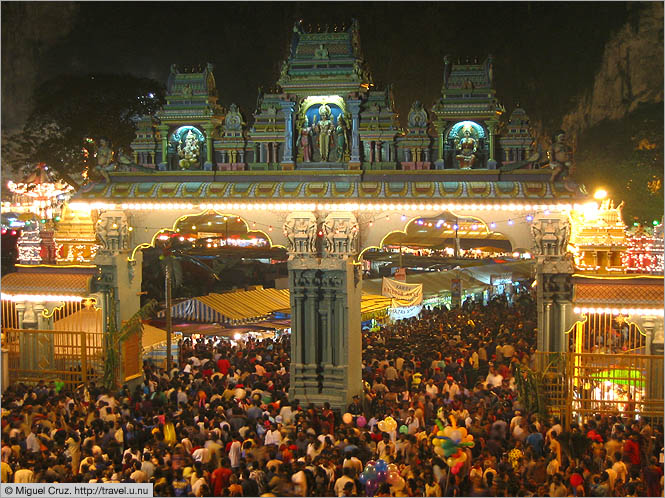 Malaysia: Thaipusam in KL: Crowds streaming through the gates