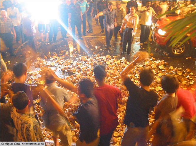 Malaysia: Thaipusam in KL: The coconut smash