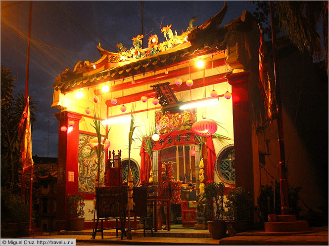 Malaysia: Malacca: Buddhist temple aglow