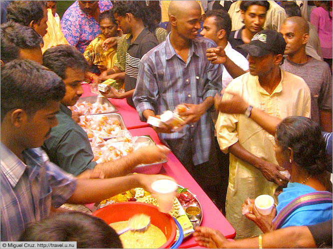 Malaysia: Thaipusam in KL: Giving away food