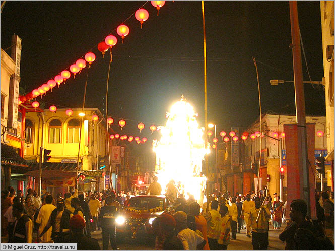 Malaysia: Thaipusam in KL: The chariot passes through Chinatown