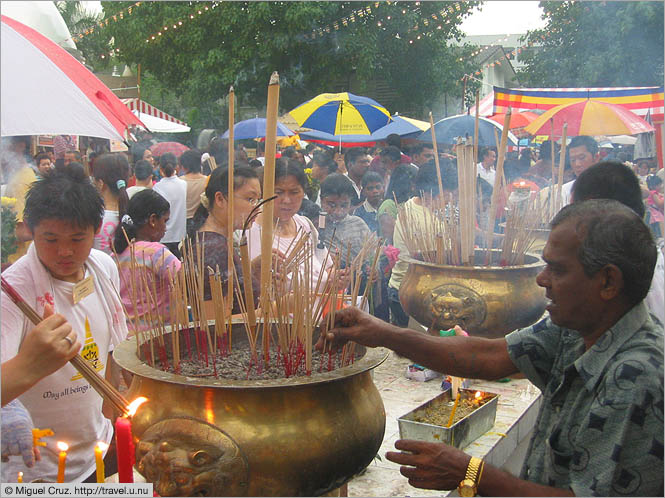 Malaysia: Kuala Lumpur: Lighting incense
