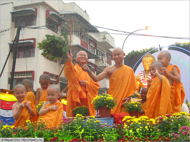 Malaysia: Kuala Lumpur: Wesak Day blessings