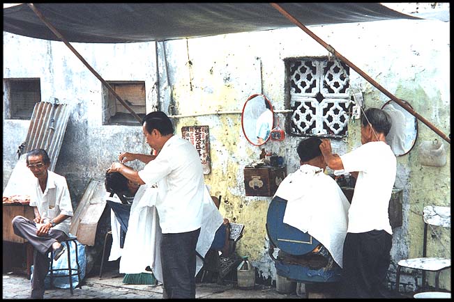 Malaysia: Kuala Lumpur: Roadside barbershop