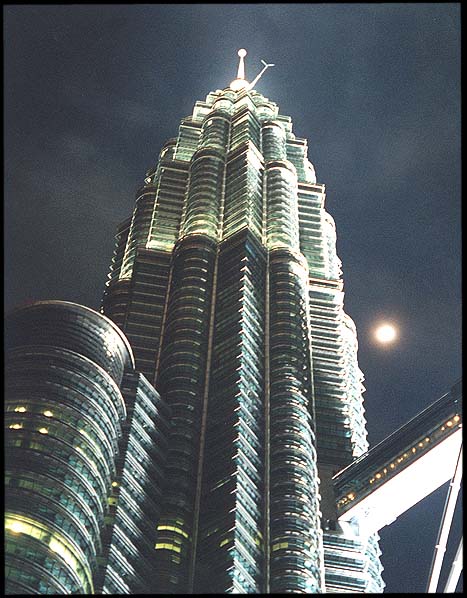 Malaysia: Kuala Lumpur: Petronas Towers by night