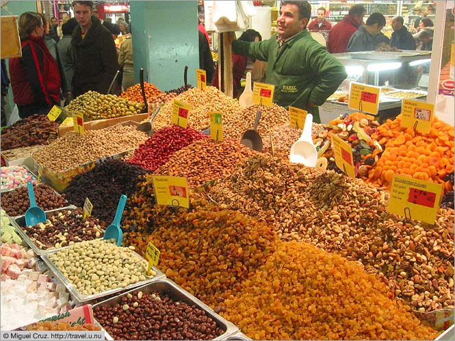 Netherlands: North Holland: Zwartemarkt nut seller