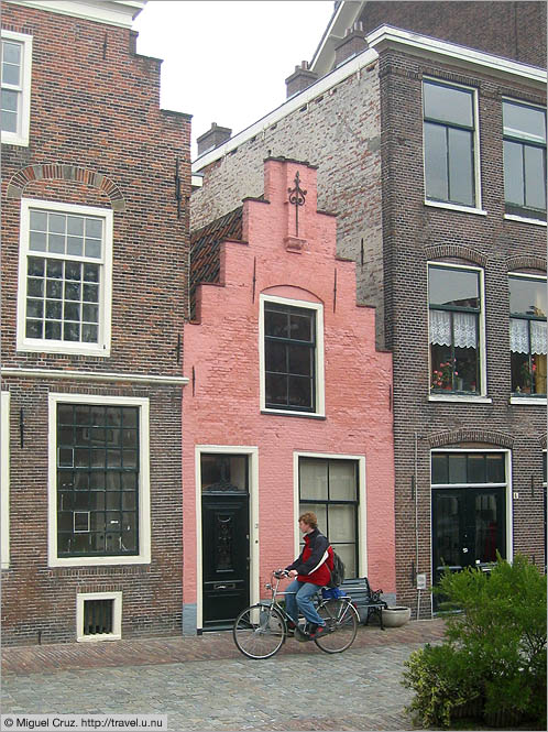Netherlands: Leiden: Tiny pink house