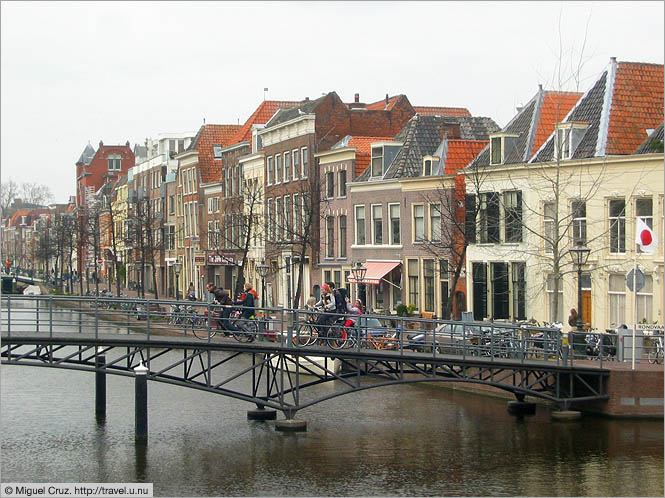 Netherlands: Leiden: Footbridge over the Rhine