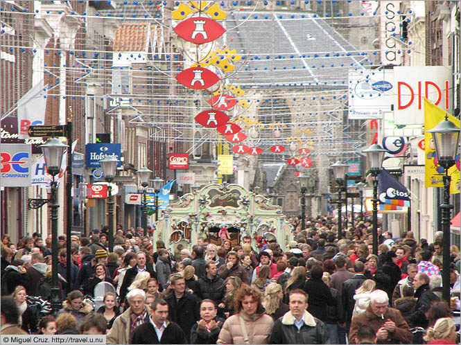 Netherlands: Alkmaar: Crowded shopping street