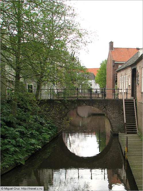 Netherlands: Den Bosch: Canal illusion