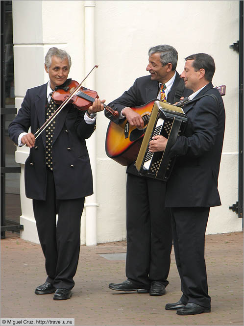 Netherlands: Den Bosch: Eastern European buskers