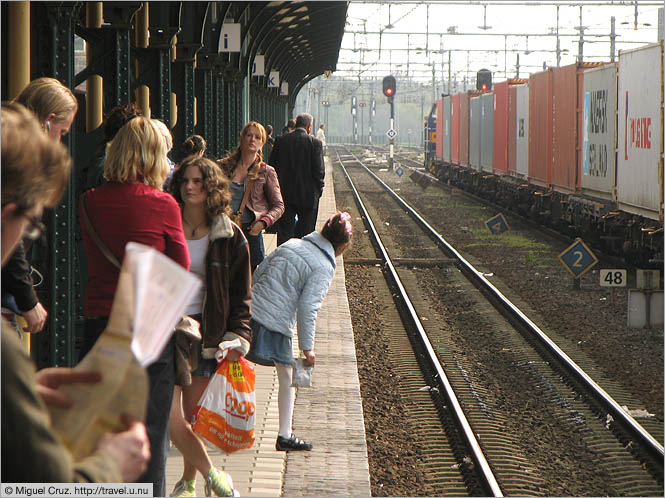Netherlands: Den Bosch: Waiting for the train