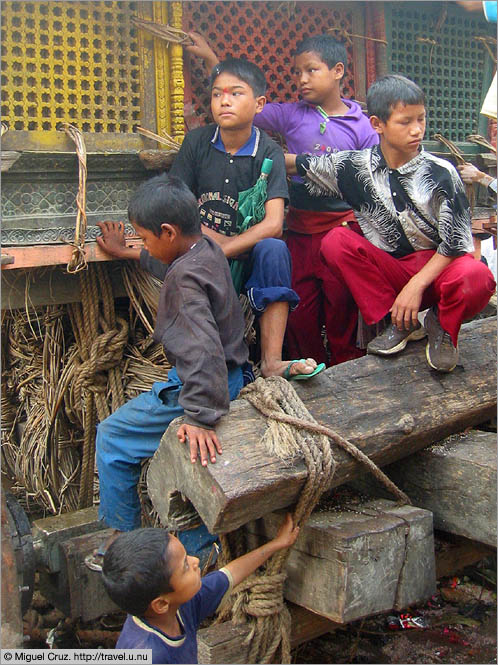 Nepal: Kathmandu: Scampering scamps
