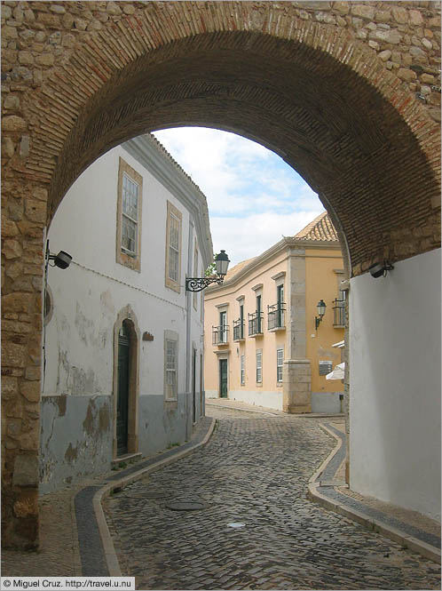 Portugal: Faro: Archway