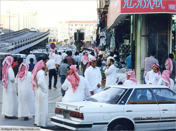 Saudi Arabia: Riyadh: Dishdashas galore