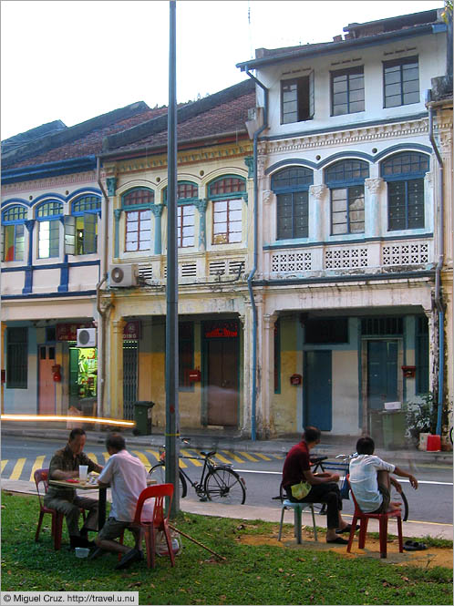 Singapore: Relaxing at dusk