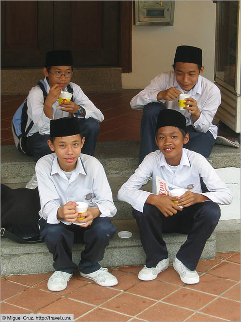 Singapore: Snacking Malay schoolboys
