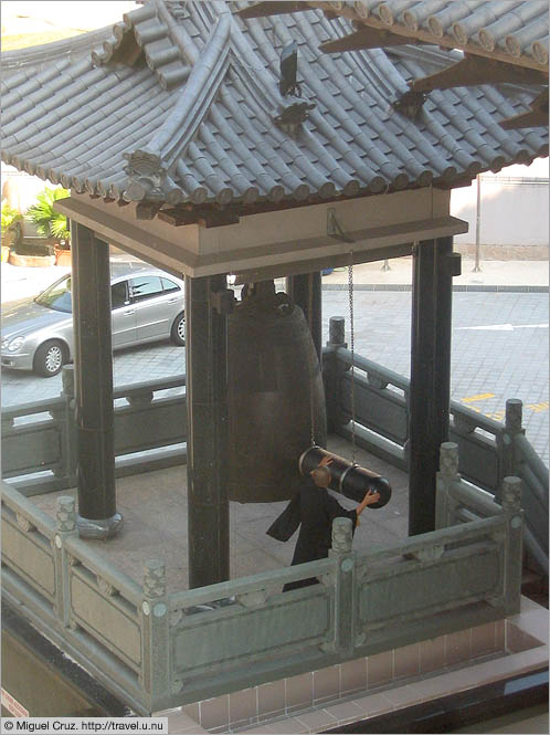 Singapore: Ringing a giant bell