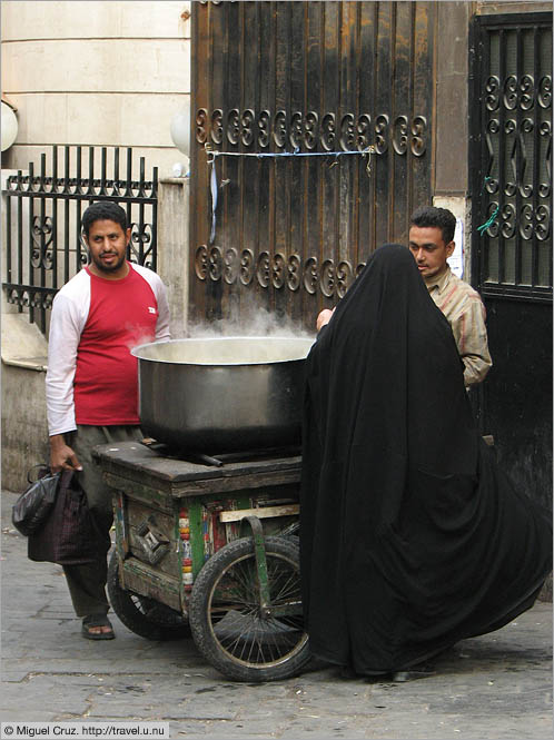 Syria: Damascus: Buying fresh-boiled ears of corn