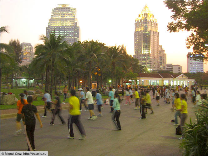 Thailand: Bangkok: Nightly calisthenics