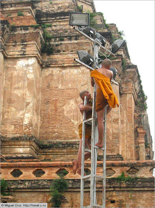 Thailand: Chiang Mai: Setting up the lights