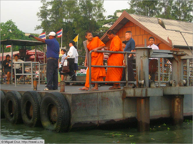 Thailand: Bangkok: Waiting for the riverboat