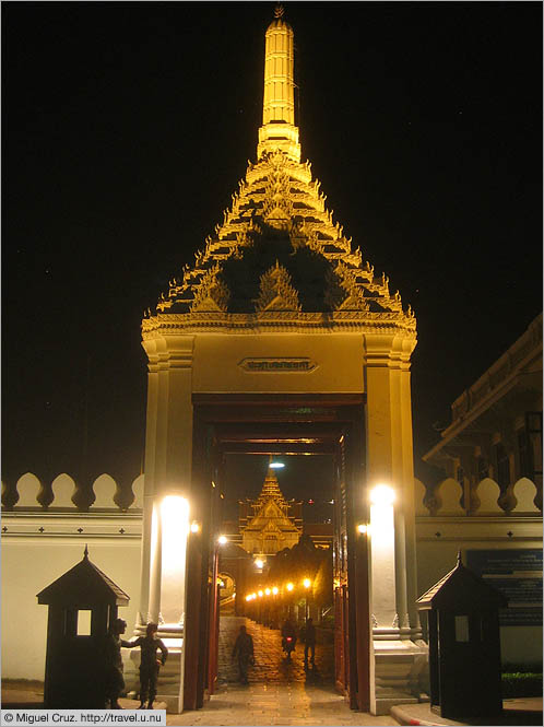 Thailand: Bangkok: Grand Palace sentry post