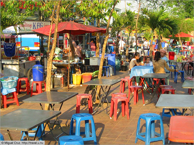 Thailand: Chiang Mai: Colorful outdoor dining