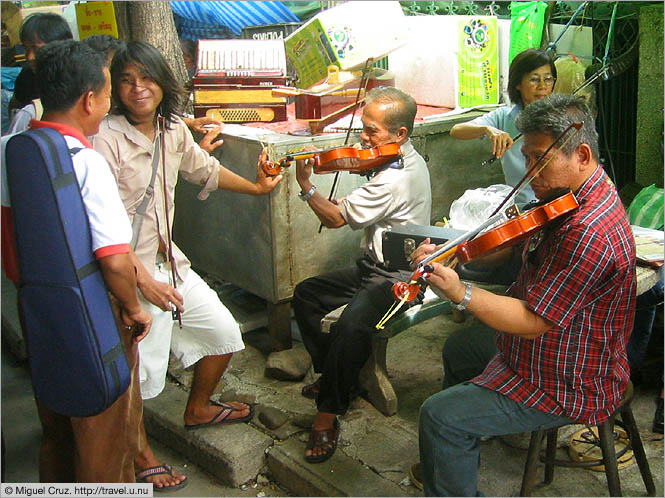 Thailand: Bangkok: Musicians in Chatuchak Market