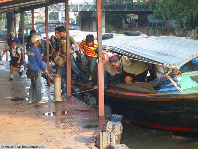 Thailand: Bangkok: Rushing off the klong boat