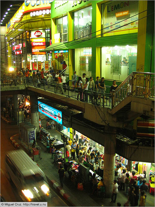 Thailand: Bangkok: Two levels of crowds