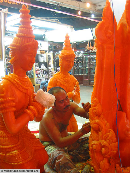 Thailand: Chiang Mai: Wax carver