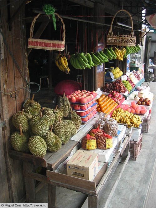 Thailand: Mae Sot: Corner vegetable market