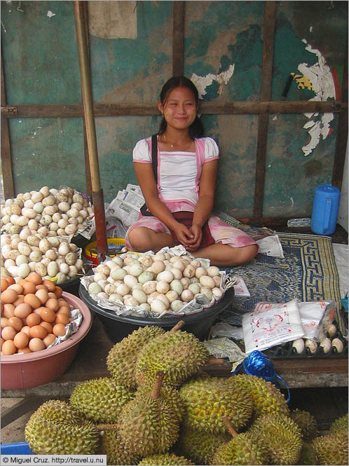 Thailand: Mae Sot: Cheerful in the market
