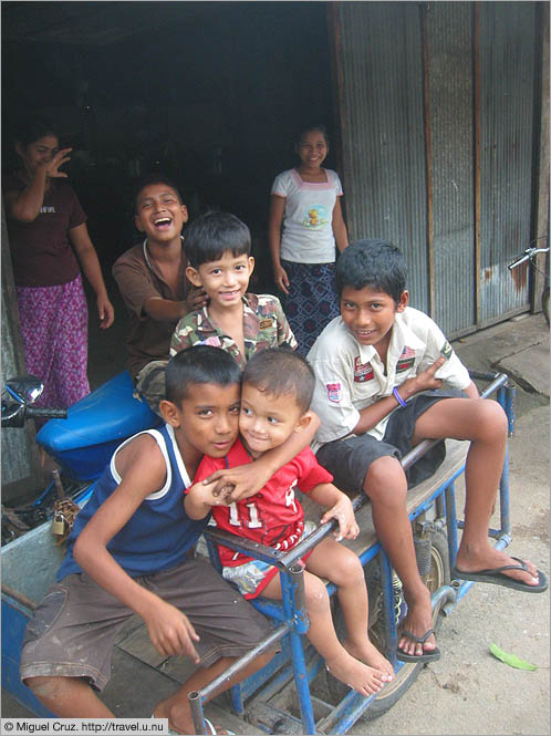 Thailand: Mae Sot: Kids in the muslim section