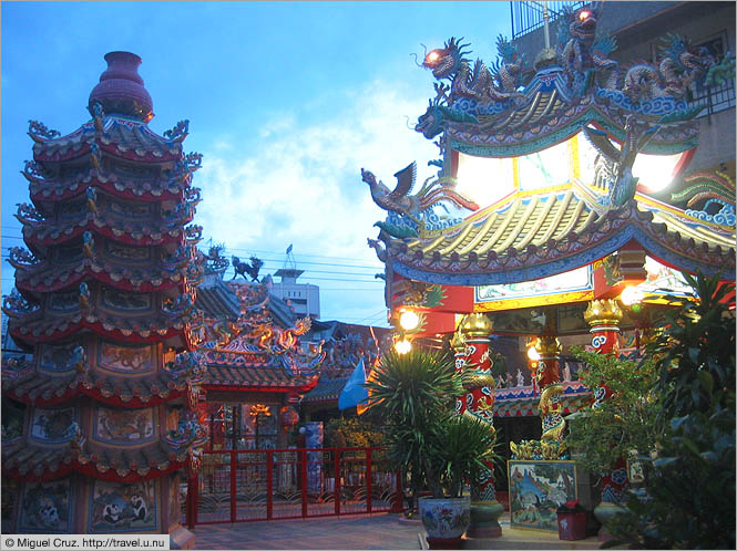 Thailand: Chiang Mai: Chinese temple near the flower market