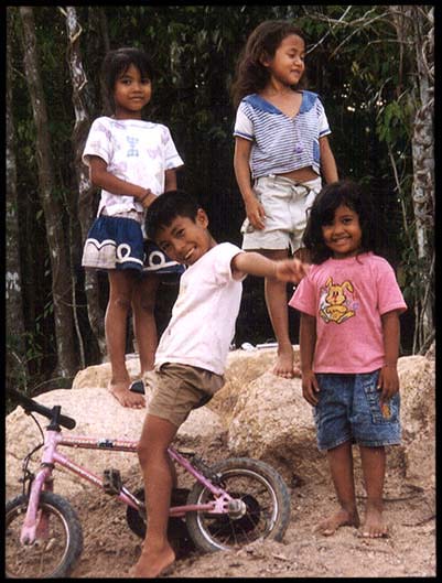 Thailand: Ko Pha Ngan: Grinning kids