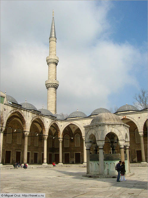 Turkey: Istanbul: Blue Mosque courtyard