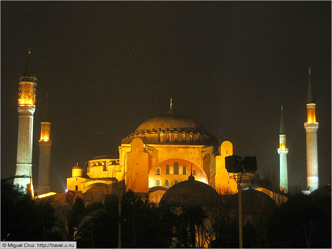 Turkey: Istanbul: Aya Sofia by night