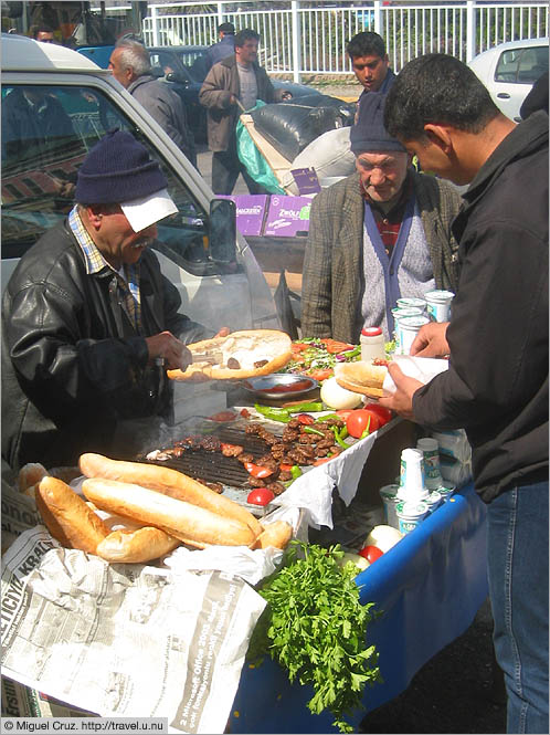 Turkey: Istanbul: KÃ¶fte sandwich